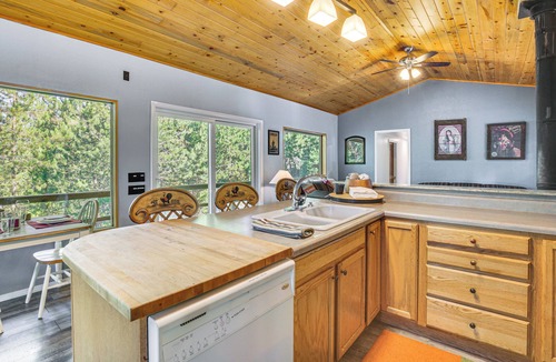 Crescent Cabin | Woodsy Cabin Retreat ~ 4 Mi to Crescent Lake!