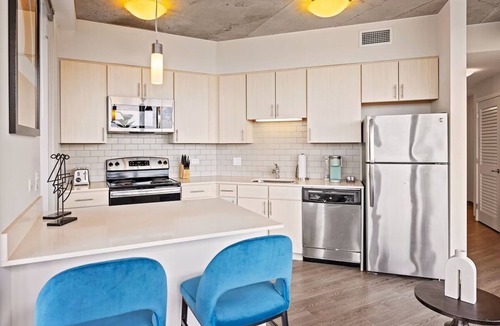 Sobro Apartment | Work-Ready Downtown Stay | Rooftop Lounge & Kitchen | Near Broadway & Symphony