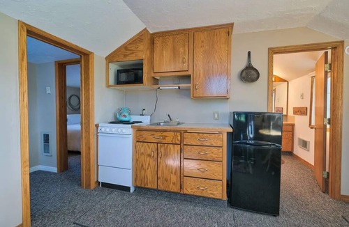 Swan Valley Apartment | Wrangler 2 bedroom cozy cabin with hammock