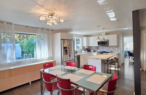 Beaverton House | Wrapped in Comfort, Tucked Away in Charm. Where happy 8 humans & 2 dogs can stay