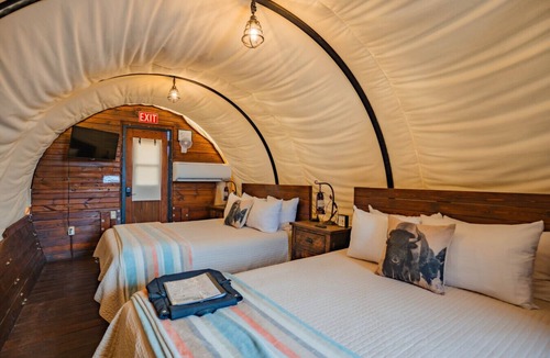 Virgin Cabin | Wyatt Earp Pet Friendly Wagon #30 w/2QB and Fire Pit