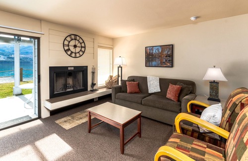 Wapato Point Condo | Yacinde F2 Ground Level Poolside with Two Patios