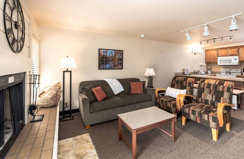 Wapato Point Condo | Yacinde F2 Ground Level Poolside with Two Patios