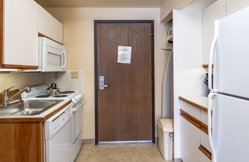 Wapato Point Condo | Yacinde Pool View F5
