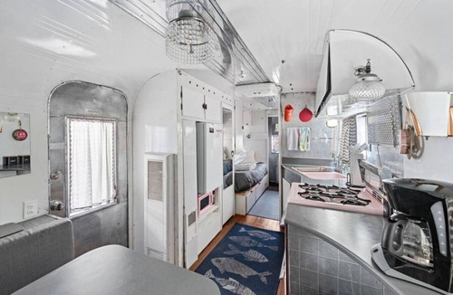 South Salt Lake Cottage | Year round:1959 Airstream Shiny Tiny Home HOTTuB