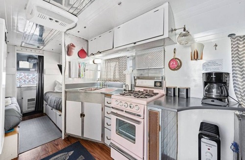 South Salt Lake Cottage | Year round:1959 Airstream Shiny Tiny Home HOTTuB