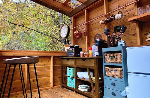 The Dalles Cabin | Year-round glamping retreat on a 50-acre Oregon farm. Hot soaking bathtub 10 ft from flowing creek, heated bed, alpacas, fresh eggs, no road noise, ultimate privacy. 90 min from Portland. No Extra Fees!