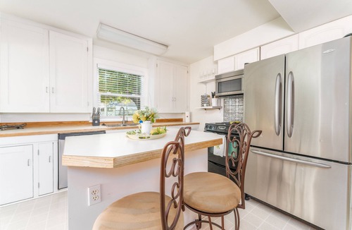 Chelan Cottage | Yellow Cottage in Lake Chelan