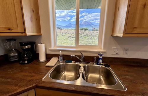 La Sal House | Yellow Door Retreat I Mountain Views I Privacy I 30 Minutes to Moab!