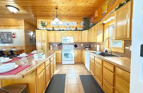 Island Park Cabin | Yellowstone 32 MI | Hot Tub | Wifi | Playground