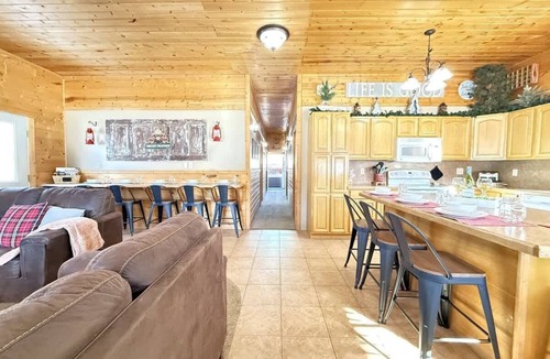 Island Park Cabin | Yellowstone 32 MI | Hot Tub | Wifi | Playground