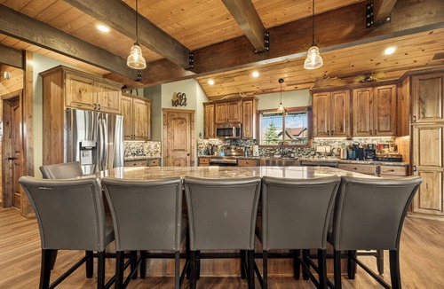 Island Park House | Yellowstone 6 Bed 6 Baths+ 2 Bedroom Apartment Optional, HOT TUB, Sleeps 25