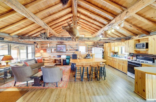 Big Sky Cottage | Yellowstone Cabin Getaway Near National Park