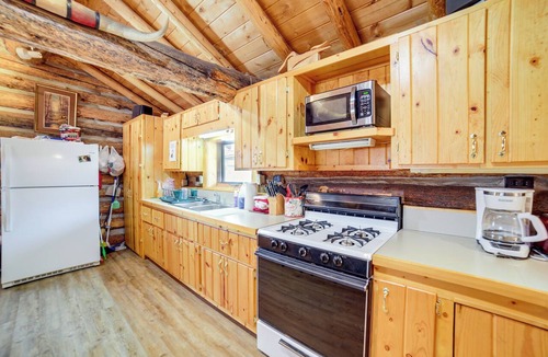 Big Sky Cottage | Yellowstone Cabin Getaway Near National Park