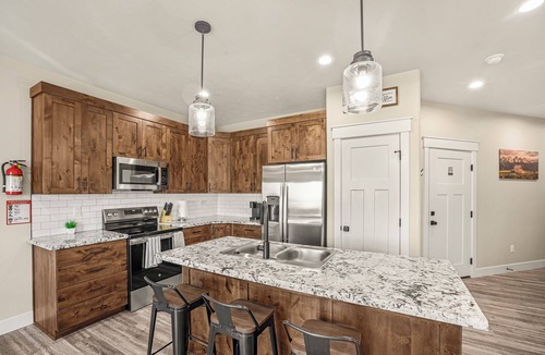 Ashton House | Yellowstone Gateway Retreat Sleeps 10 Near Yellowstone