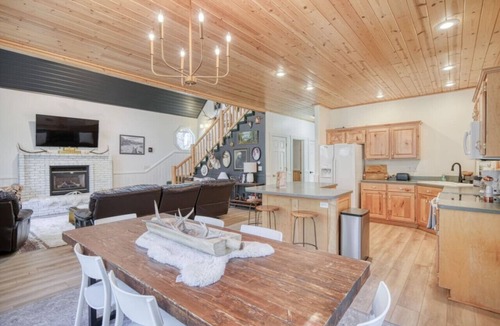 Island Park Cabin | Yellowstone Getaway 4th Bonus Loft Bedroom