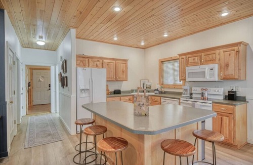Island Park Cabin | Yellowstone Getaway 4th Bonus Loft Bedroom