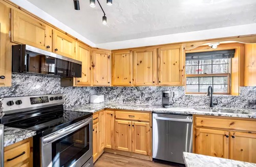 Island Park Cabin | Yellowstone Hill Side+Hotub+AC+12mins2Yellowstone