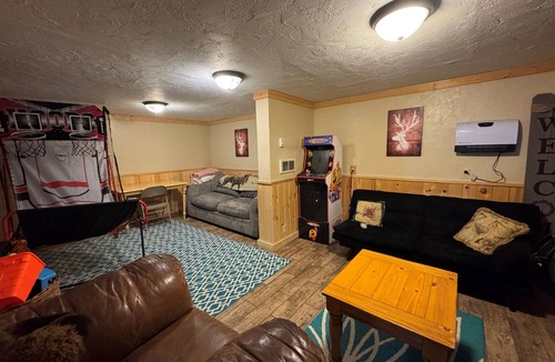 Island Park Cabin | Yellowstone Lodge for Groups | Sleeps 26 | Hot Tub, Game & Billiards