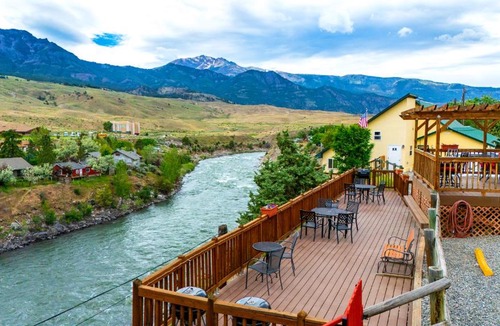 Gardiner Hotel | Yellowstone Riverside Cottages