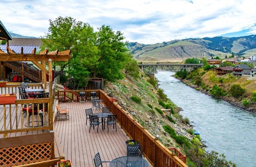 Gardiner Hotel | Yellowstone Riverside Cottages