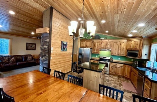 Island Park Cabin | Yellowstone's Group‑Friendly Cabin-5-Star Comfort!