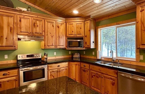 Island Park Cabin | Yellowstone's Group‑Friendly Cabin-5-Star Comfort!