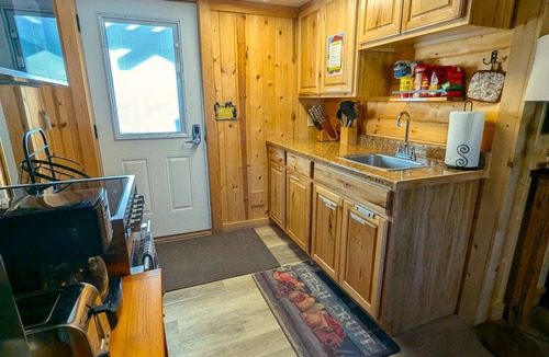 Gardiner Cabin | Yellowstone's Treasure Cabin #2, few min drive to Yellowstone Park
