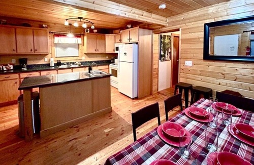 Island Park Cabin | Yellowstone'sBEST-HOT TUB KingBed-DogFriendly