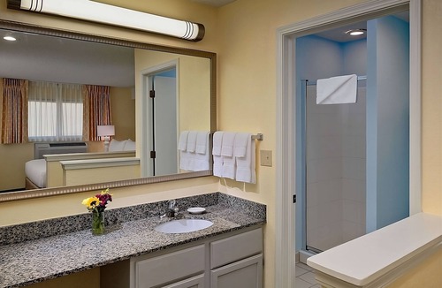Omaha Hotel | You Found it! 3 Comfortable Units, Free Breakfast, Free Parking, Onsite Pool
