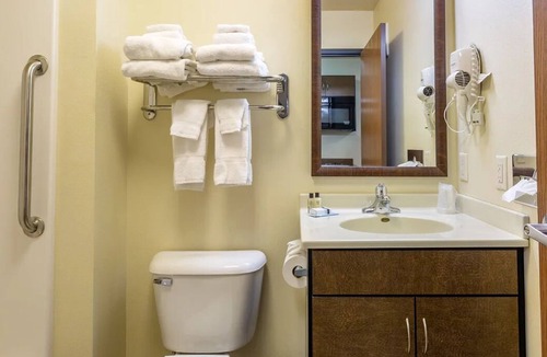 Dickinson Hotel | Your Central Dickinson Retreat – Queen Bed w/Modern Amenities & Downtown