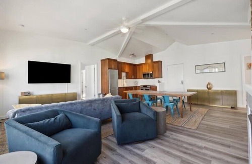 Buckman Neighborhood Apartment | Your Perfect 3-Bedroom Retreat