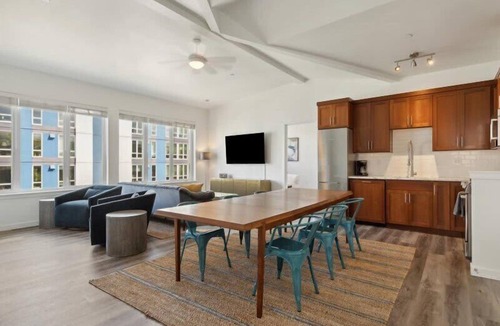 Buckman Neighborhood Apartment | Your Perfect 3-Bedroom Retreat