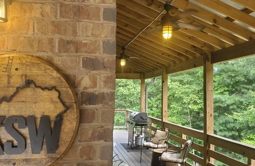 Rogers Cabin | Your search ends with KSW Cabin. All a group needs, incl. 5 bathrooms. Sleeps 14