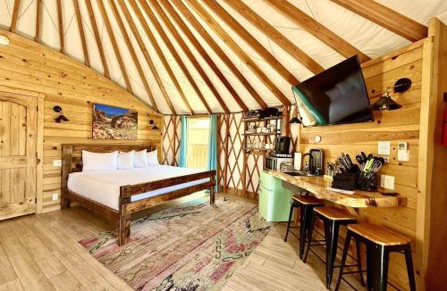Orderville House | Yurt Overlook #09 with AC and Private Bath 2 Kings