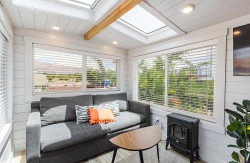 Apple Valley House | Zion Designer Tiny Home Private Deck & BBQ
