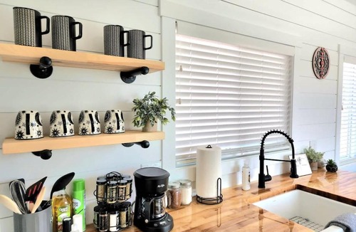 Apple Valley House | Zion Pet-Friendly Tiny Home, Hot Tub & BBQ