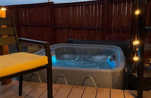 Apple Valley House | Zion Tiny Home Rooftop View Deck & Hot Tub