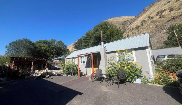 1-bedroom cabin with full kitchen and bathroom in beautiful Riggins Idaho