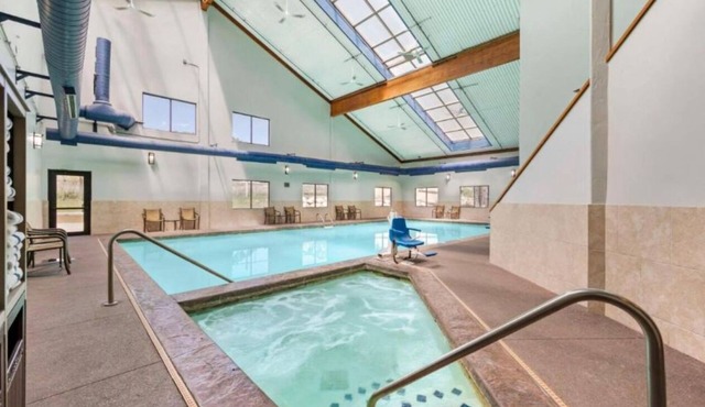 1 King +2 Queens Two-Floor Suite w/Free Breakfast| Shuttle to/from Vail Airport