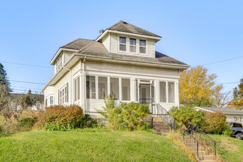 1 Mi to Downtown Dubuque! Spacious Home