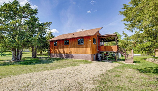 < 1 Mi to Tuttle Creek Lake: Cabin w/Deck