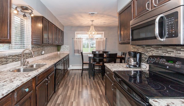 10 minutes from DOWNTOWN & TAYLOR SWIFT LARGE SPACE
