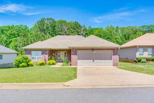 11 Mi to Dtwn Little Rock: Home w/Large Deck!