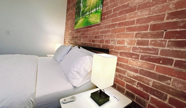 115#201-Spacious 3-bedroom apartment with WiFi, AC in charming Dubuque