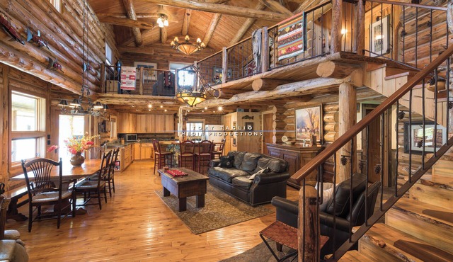 12-person cabin with AC and WiFi on the river across from downtown Stanley