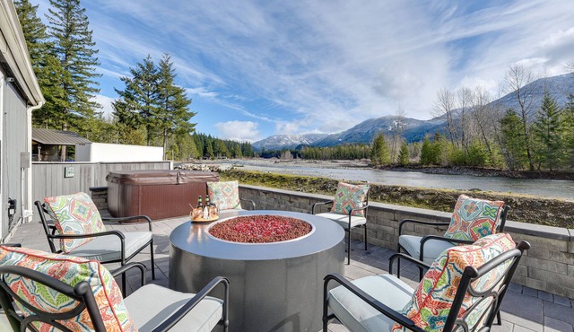 18 Mi to Mt Rainier! Scenic Cowlitz River Escape