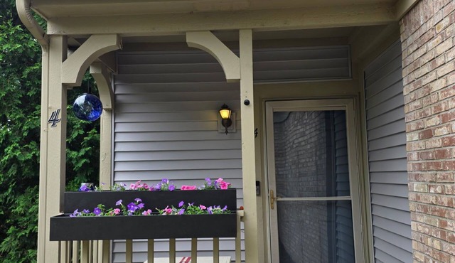 2-bedroom apartment in tranquil Indianapolis with AC comfort