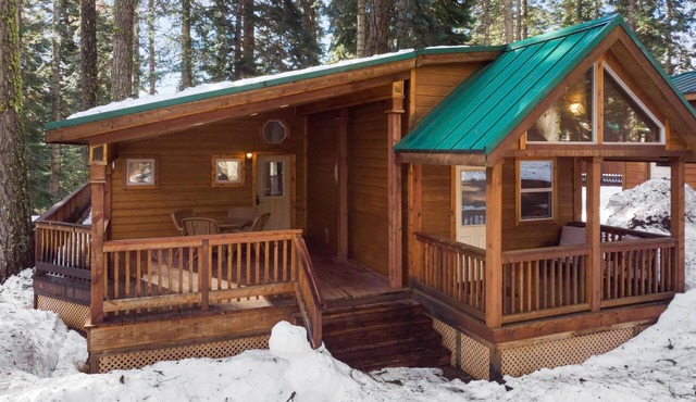 2 bedroom cabin, huge deck, lodge-style furnishings.