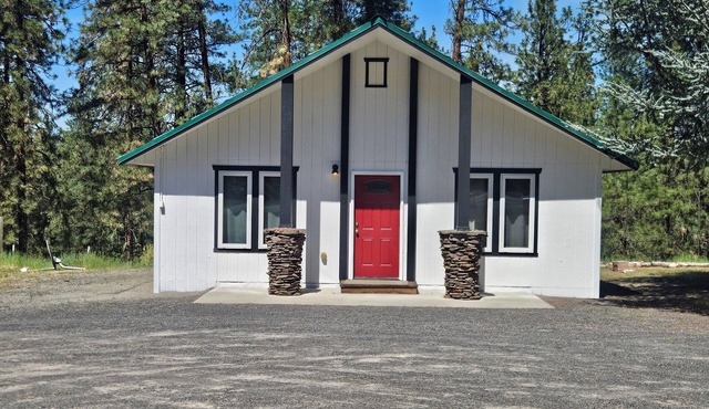2-bedroom fully stocked home near Fort Spokane boat launch, park, and beach.